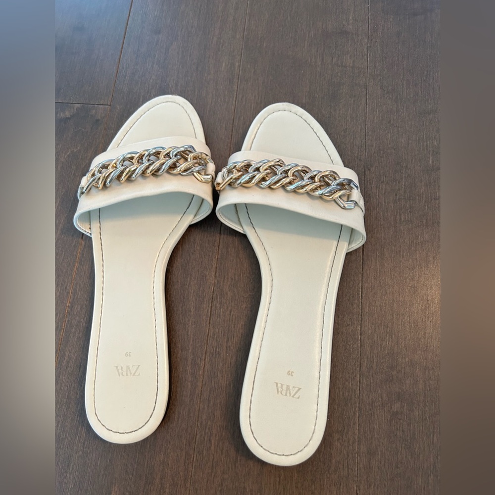 Woman’s slippers - Picture 2 of 3